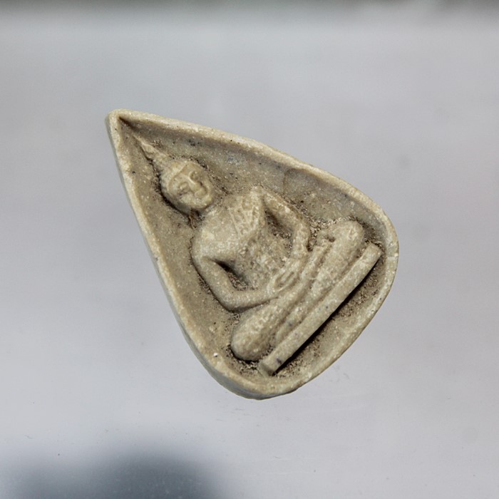 Q801พระแก้วมรกต เนื้อผง หลัง ภปร. ปี 2530 พิธีมหาพุทธาภิเษก ณ พระอุโบสถ์ วัดบวรนิเวศวิหาร และ วัดพระ