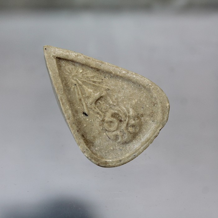 Q801พระแก้วมรกต เนื้อผง หลัง ภปร. ปี 2530 พิธีมหาพุทธาภิเษก ณ พระอุโบสถ์ วัดบวรนิเวศวิหาร และ วัดพระ