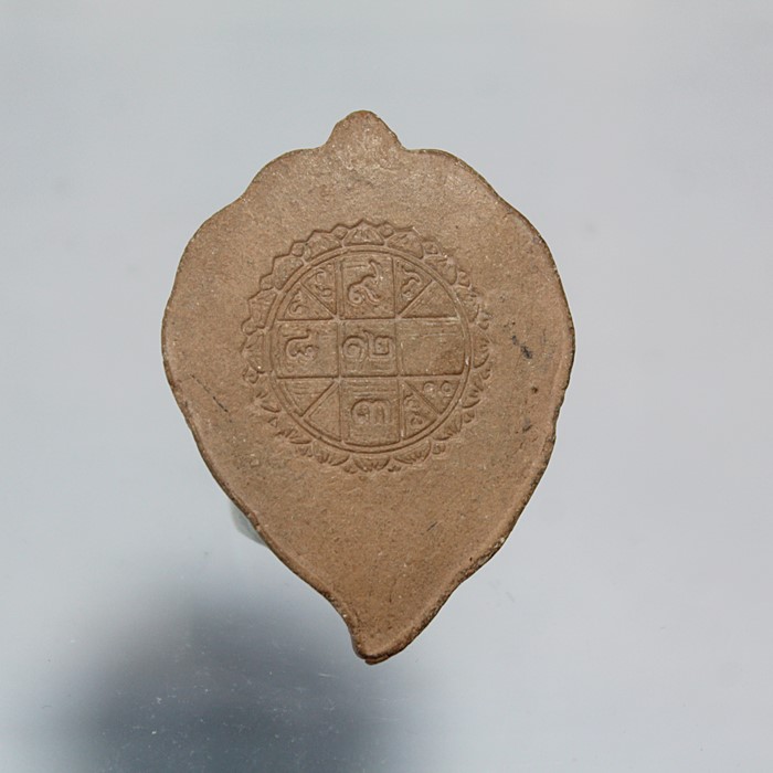 Q810พระผงใบโพธิ์หลังยันต์ดวง ฝังพลอย ท่านพ่อลี วัดอโศการาม สวยๆ คมชัดลึก เบาๆ สภาพสวยๆ