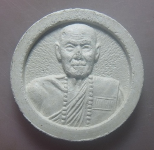 **เบาๆ**พระผงจันทร์ลอย หลวงปู่หล้า(ตาทิพย์) วัดป่าตึง จ.เชียงใหม่ ปี ๒๕๓๔**หลังยันต์ สวยๆ