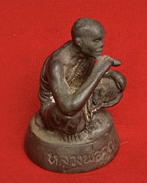 พระบูชา ตั้งหน้ารถ หลวงพ่อคูณ วัดบ้านไร่ จ.นครราชสีมา หน้าตัก 1.5 นิ้ว สูง 2 นิ้ว เนื้อโลหะ ปี 2537 