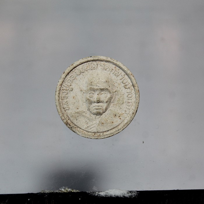 Q824พระผงจันทร์ลอย หลวงปู่เจือ วัดกลางบางแก้ว ฉลองอายุ 7 รอบ ปี 52 เนื้อผง สภาพสวยๆ