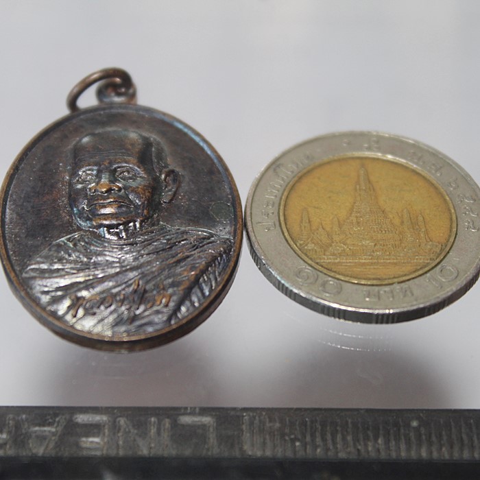 Q827เหรียญหลวงปู่ดำ สีลคุโณ รุ่นเสน่ห์ดี วัดป่ามณีศรีโคตมวงศ์จ.อุดรธานี ปี2562 เนื้อทองแดงรมดำ สภาพส