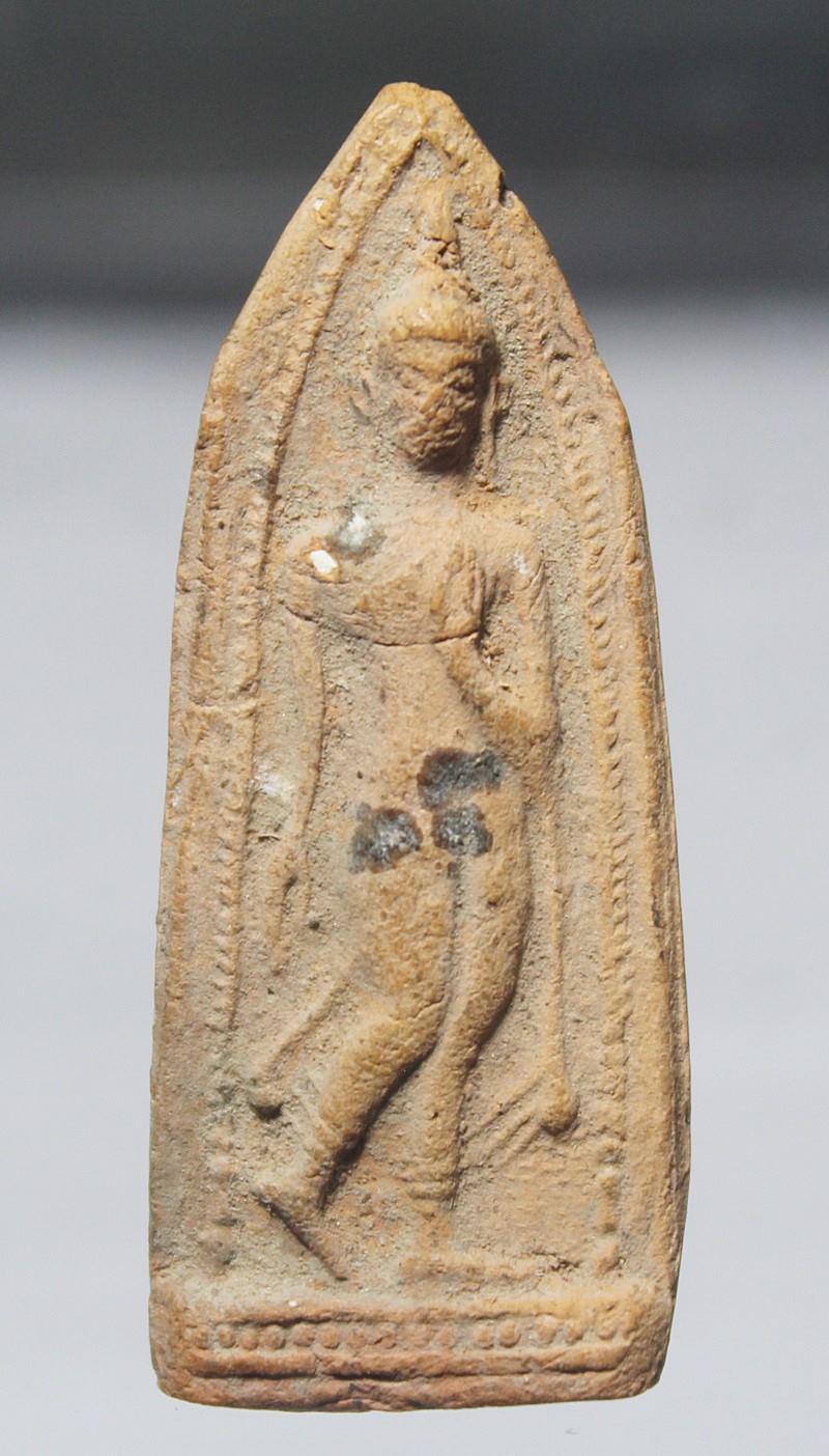 Q841พระลีลา รุ่นจงอางศึกครับ วัดพระธาตุ จ.สุพรรณบุรี ปี2510 เนื้อดิน พิมพ์นิยม หายากครับ สภาพสวยๆ พร