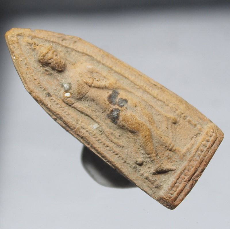 Q841พระลีลา รุ่นจงอางศึกครับ วัดพระธาตุ จ.สุพรรณบุรี ปี2510 เนื้อดิน พิมพ์นิยม หายากครับ สภาพสวยๆ พร