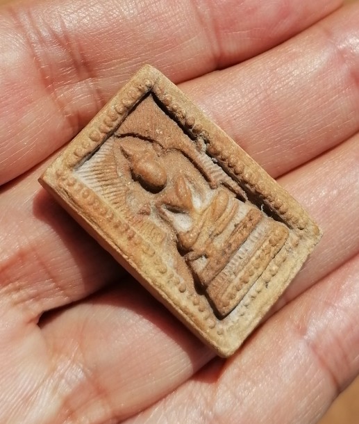 พระสมเด็จแหวกม่าน ไข่ปลาข้างเม็ด หลังเรียบ หลวงพ่อกวย วัดโฆสิตาราม ยุคต้น​ เคาะเดียว  