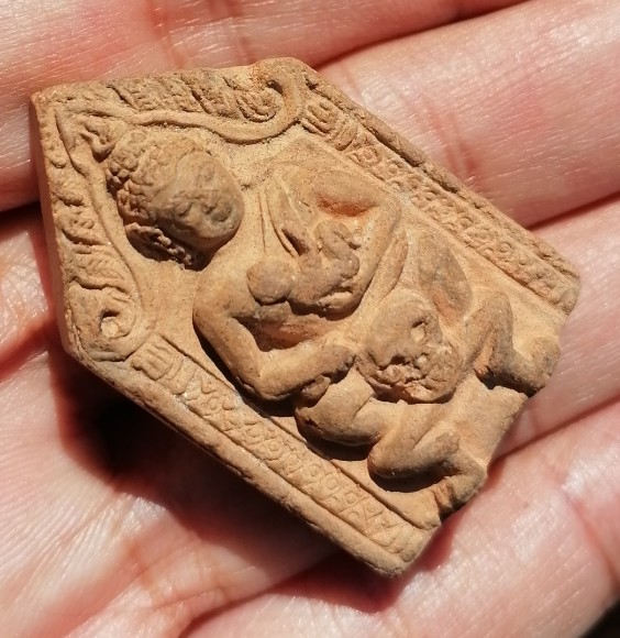 ขุนแผนขี่โหงพราย​ หลวงพ่อกวย​ วัดโฆษิตาราม​ เนื้อดิน​ ยุคต้น​ เคาะเดียว