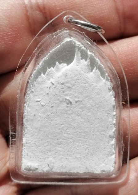 พระผงจักรพรรดิ์หลวงตาม้า วัดถ้ำเมืองนะ อ.เชียงดาว​ จ.เชียงใหม่ เลี่ยมพร้อมใช้ เคาะเดียว   