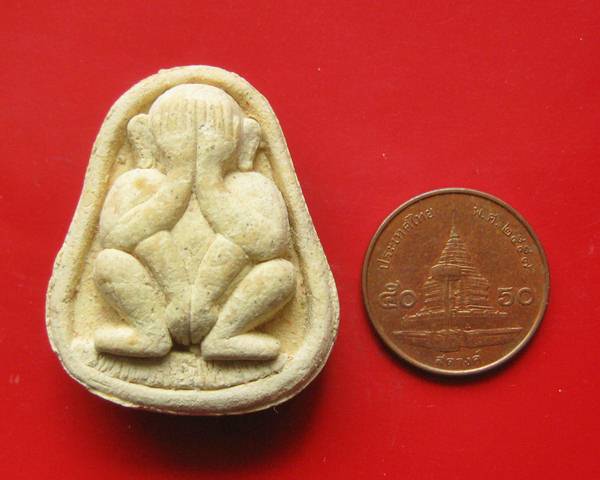 ปิดตาผงมหาจักรพรรดิ์ พิมพ์นั่งยอง หลังตะกรุดจักรพรรดิ์ ปี 42 ร่วมสร้างอุโบสถ วัดซับลำไย หลวงปู่หมุน 