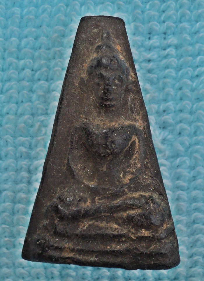 พระผงอู่ทอง จงอางศึก เนื้อดำหลังเจดีย์ (คาะเดียวแดง)