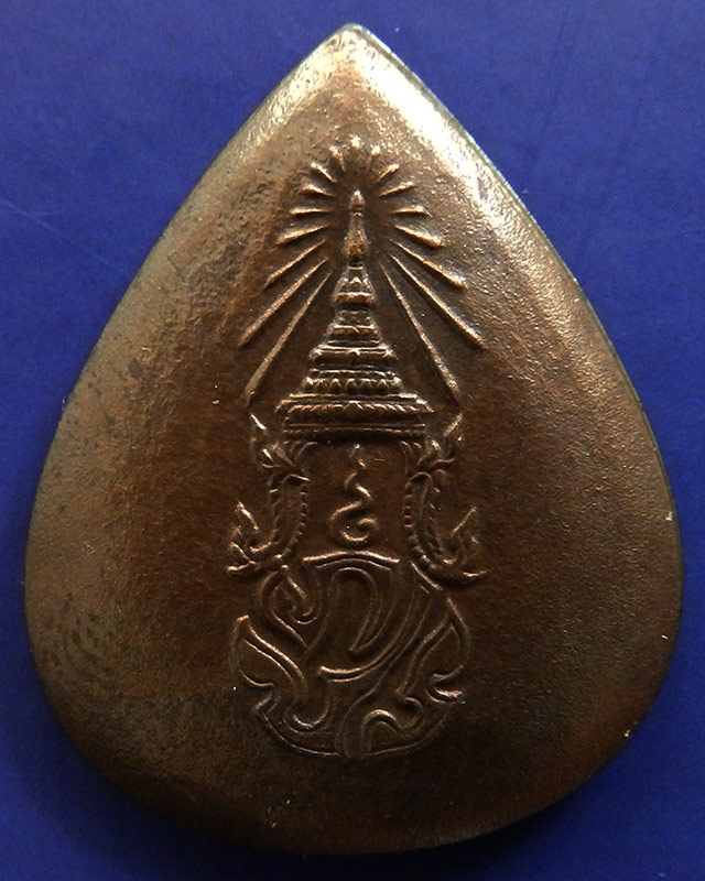 5.พระพุทธสิงหธรรมมงคล หลังภปร. เนื้อนวโลหะ พิธีใหญ่ วัดบวรฯ-วัดพระแก้ว พ.ศ. 2547 กล่องเดิม