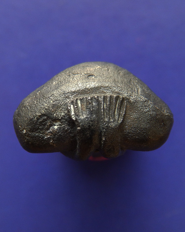 3.ปิดตามหาอุตม์เนื้อแร่ รุ่น 2 หลวงพ่อแช่ม วัดดอนยายหอม จ.นครปฐม พ.ศ. 2536 สูง 1 นิ้ว