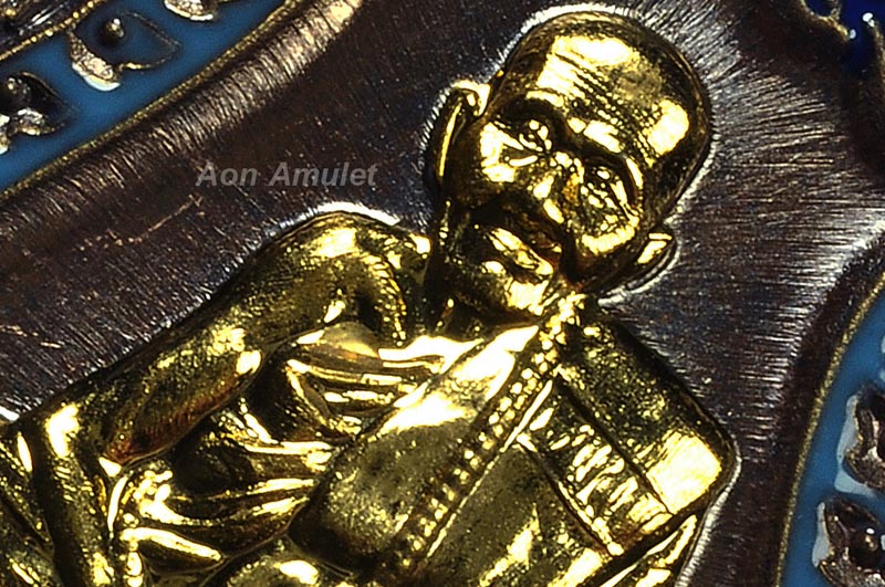 เหรียญเสมาเนื้อนวะหน้ากากชุบทองลงยา รุ่น เจ้าสัวรวยทันใจ หลวงปู่แสน ปสนฺโน พ.ศ.2560 หมายเลข 753