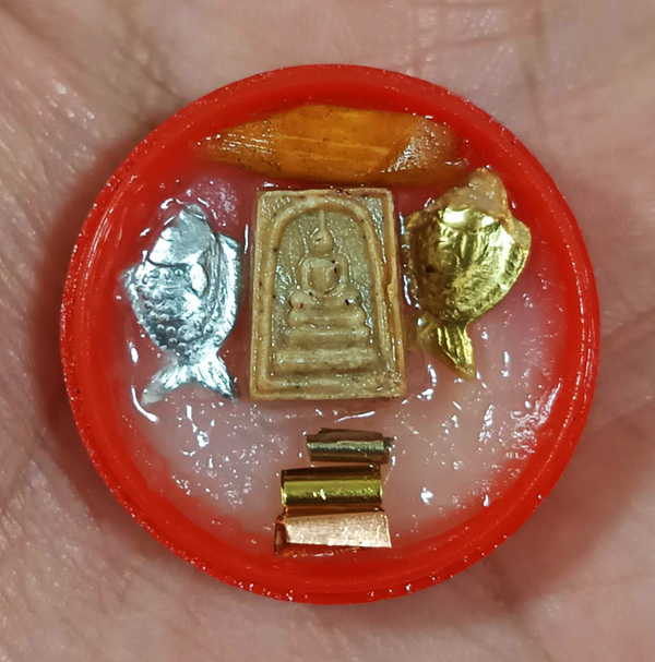 ตลับสีผึ้ง + ปลา + สมเด็จ + ตะกรุด ไม่ทราบที่