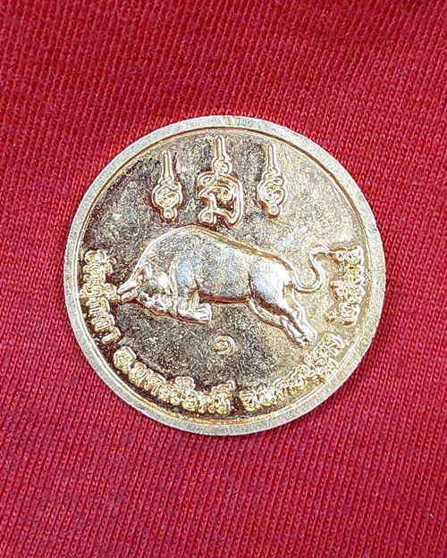 เหรียญกลมรุ่นแรก หลวงพ่อเพี้ยน วัดตุ๊กตา อ.นครชัยศรี จ.นครปฐม หลังตอกโค๊ต กะไหล่ทอง ปี2535