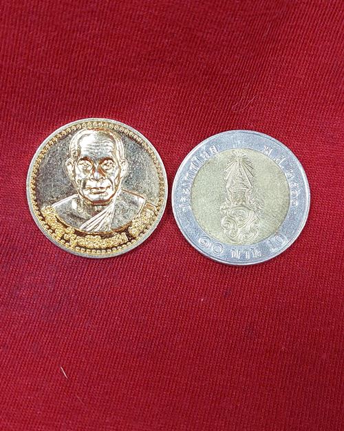 เหรียญกลมรุ่นแรก หลวงพ่อเพี้ยน วัดตุ๊กตา อ.นครชัยศรี จ.นครปฐม หลังตอกโค๊ต กะไหล่ทอง ปี2535