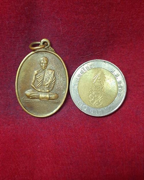 เหรียญพระอาจารย์ทวีผล รุ่น๑ วัดผึ้งรวง จ.สระบุรี เนื้อฝาบาตร ปี2538