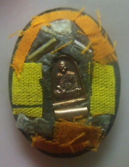 **เบา​ๆ​**ล็อคเก็ตจัมโบ้พ่อท่านคล้ายยิ้ม วัดจันดี พิมพ์เต็มองค์**หลังผ้าจีวร เส้นเกศา ตะกรุด 3 ดอก