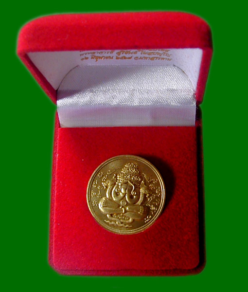 ปิดตาพังพระกาฬหลวงพ่อสุริยันปี 2567 รุ่นเฮงเหนือดวง เนื้อทองทิพย์.......เคาะเดียวแดง                