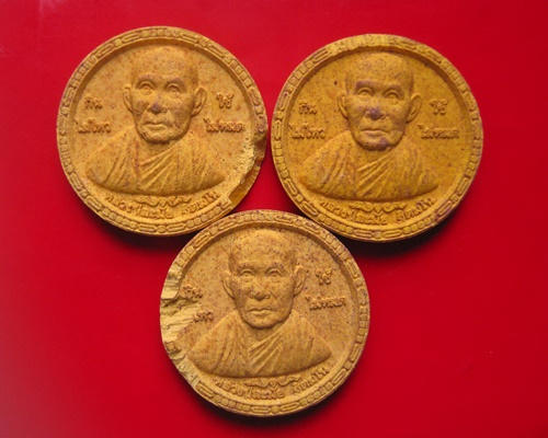 พระผง กินไม่ไหว ใช้ไม่หมด หลวงปู่ลมัย(ละมัย) วัตถุมงคลยุคต้น  เส้นผ่านศูนย์กลาง 3.9 ซม.