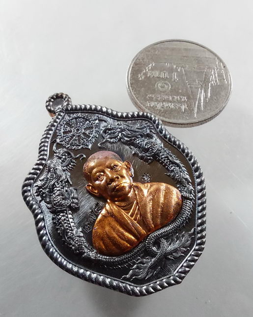 " เหรียญมังกรคู่ โคตรเศรษฐี พระอาจารย์อุ่นใจ (หลวงพ่ออุ่นใจ) วัดถนนโค้ง จ.นครราชสีมา ตอกโค๊ต หมายเลข