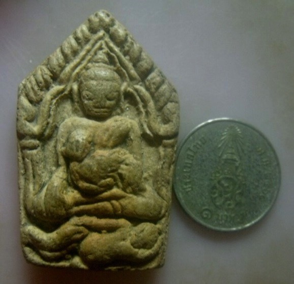 **เบาๆ**พระขุนแผนอุ้มไก่ เนื้อดิน เก่าๆ ไม่ทราบที่**เมตตา มหาเสน่ห์ สวยๆ เชิญชมครับ 