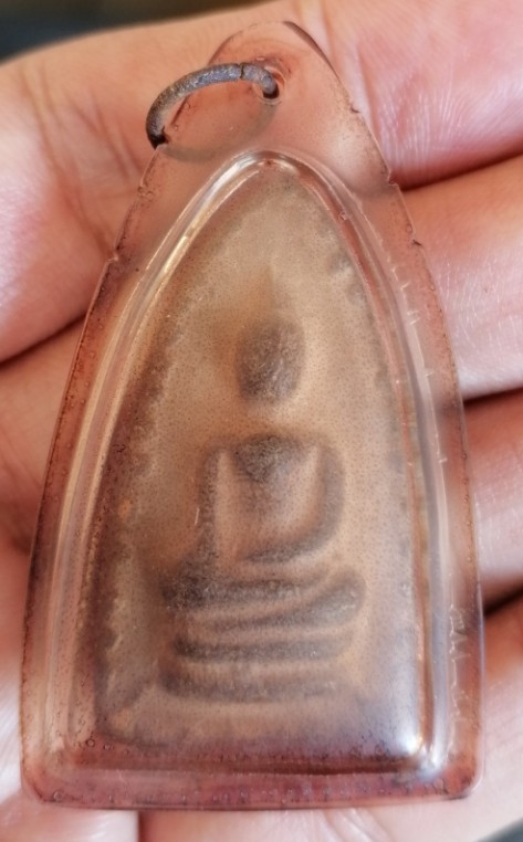 พระเนื้อดินเลี่ยมเก่าๆไม่ทราบที่ เคาะเดียว    