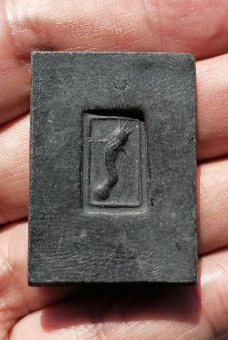 พระพิมพ์ปรกโพธิ์ ฐานบัว เนื้อดินผสมผงใบลานเผา หลังปลาดุก หลวงพ่อกวย วัดหนองอีดุก ปี 2515​ เคาะเดียว