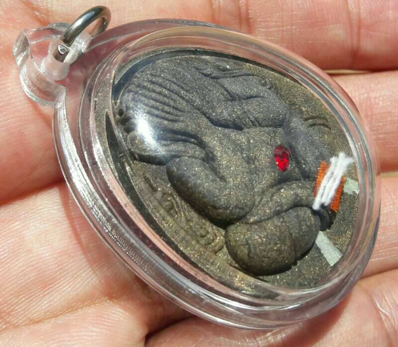 พระปิดตาปิดทวารโรยผงตะไบ เนื้อว่านดำ หลวงพ่อเมียน วัดบางจะเนียง จ.บุรีรัมย์ เคาะเดียว