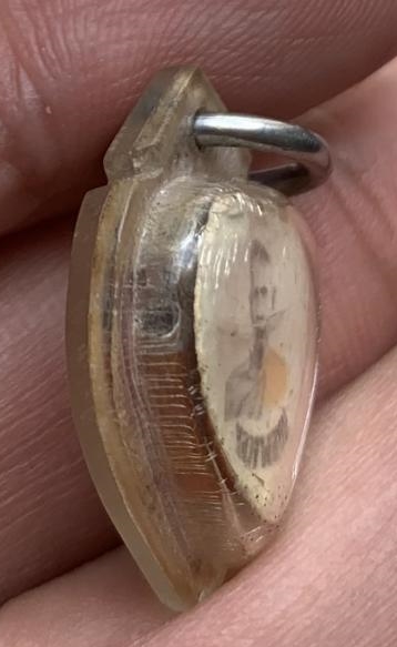 รูปถ่ายแต้มสีหลังตะกรุดหลวงพ่อทบธัมมปํญโญ พิมพ์รูปหัวใจหายากมากๆ ออกวัดช้างเผือก ปี2519