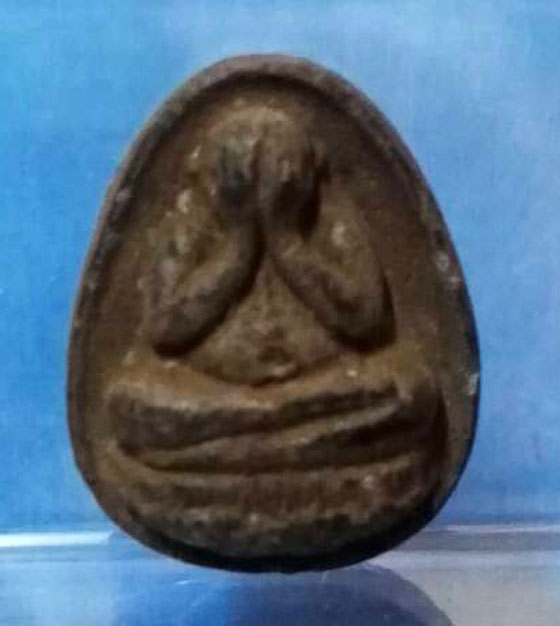 พระปิดตานั่งบัวหลังยันต์สาม....เนื้อผงผสมว่าน ไม่ทราบที่ครับ