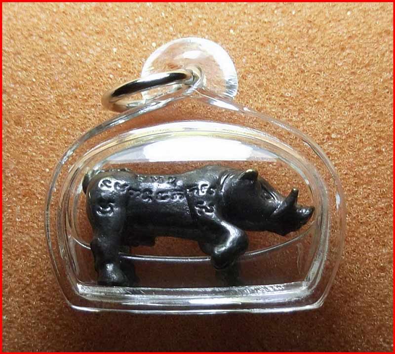 หมูทองแดงไอ้เกเขี้ยวตัน พระอาจารย์สมคิด วัดบึงตาต้า อ.ปลวกแดง จ.ระยอง เลี่ยมสวยพร้อมใช้