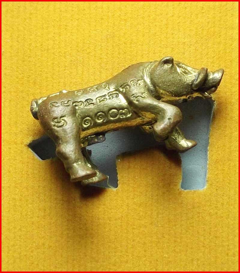 หมูทองแดงไอ้เกเขี้ยวตัน พระอาจารย์สมคิด วัดบึงตาต้า อ.ปลวกแดง จ.ระยอง รุ่นเจ้าสัวบูรพา ปี 2556