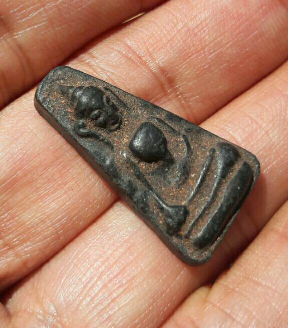 พระผงสุพรรณหลังยันต์ หลวงปู่ถิร ปญฺญาปโชโต วัดป่าเลไลย์วรวิหาร จ.สุพรรณบุรี ปี 2514 เคาะเดียว