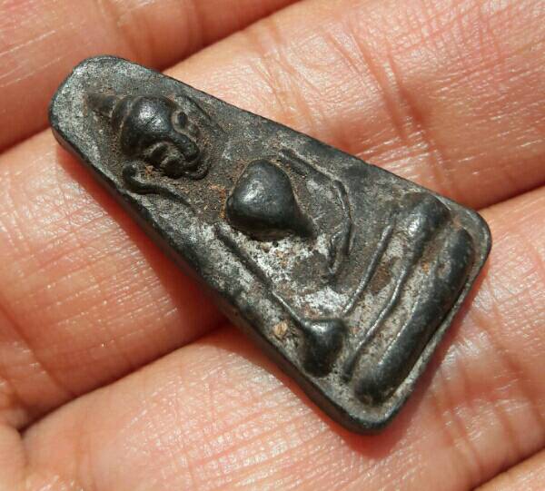 พระผงสุพรรณหลังยันต์ หลวงปู่ถิร ปญฺญาปโชโต วัดป่าเลไลย์วรวิหาร จ.สุพรรณบุรี ปี 2514 เคาะเดียว   