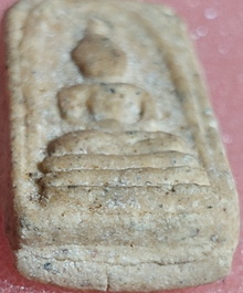 *พิมพ์คะแนนจิ๋ว ฐานสามชั้น หลังยันต์ครู เนื้อผง หลวงปู่เผือก วัดกิ่งแก้ว สมุทรปราการ ปี๒๔๙๖*