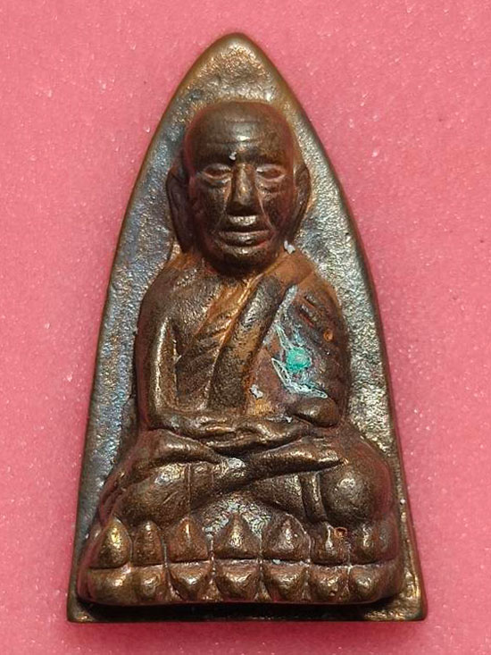 หลวงปู่ทวดหลังเตารีด พิมพ์ A เนื้อนวโลหะ ปี 2555 รุ่นชาตกาล 432 ปี จัดสร้างโดยพระมหาไมตรี