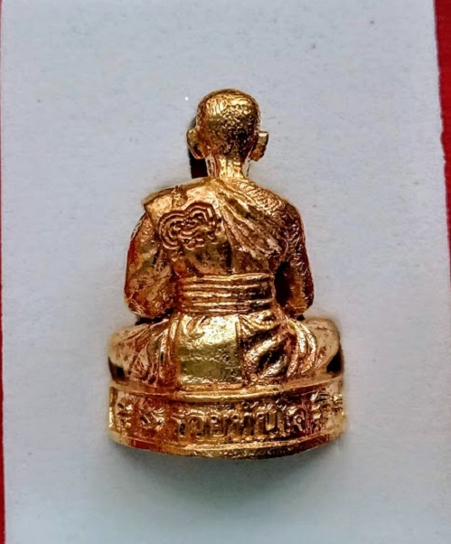 รูปหล่อรวยทันใจ เนื้อทองทิพย์ ก้นอุดกริ่งชนวน หลวงพ่อพัฒน์ ตอกโค๊ตด้านหน้า,หมายเลข1059.เคาะเดียวแดง.