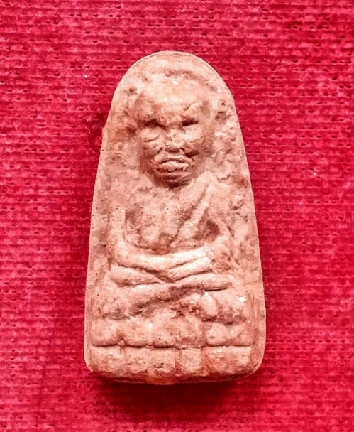 หลวงปู่ทวด พระของขวัญ วัดห้วยมงคล เนื้อว่านแดง หลังข้าวสารหิน ปี2549 พร้อมซองเดิม...เคาะเดียวแดง...