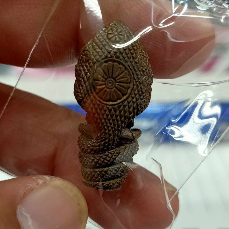 หลวงพ่อนาค รุ่นแรก วัดราชาธิวาส จ.กรุงเทพ เนื้อชนวนมวลสาร ผิวกลับสวย มันขลับ กล่องเดิม***ส่งฟรี