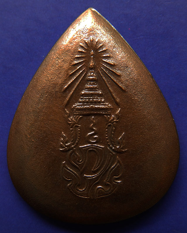 23.พระพุทธสิงหธรรมมงคล หลังภปร. เนื้อนวโลหะ พิธีใหญ่ วัดบวรฯ-วัดพระแก้ว พ.ศ. 2547 กล่องเดิม