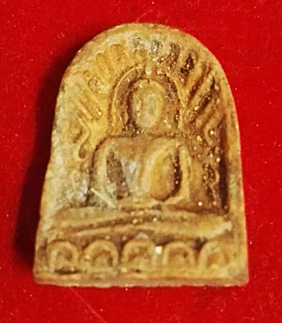 พระซุ้มกอ + พระผงสุพรรณ เนื้อดินมีตราปั้มด้านหลัง ไม่ทราบที่