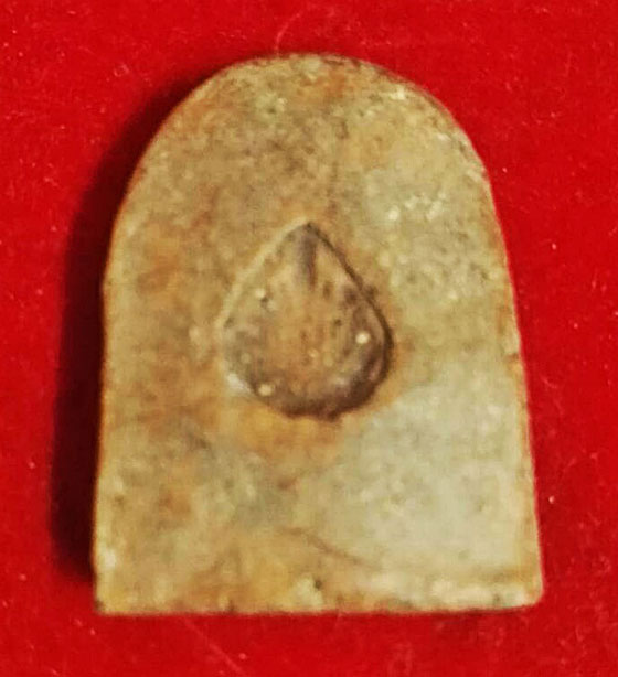 พระซุ้มกอ + พระผงสุพรรณ เนื้อดินมีตราปั้มด้านหลัง ไม่ทราบที่