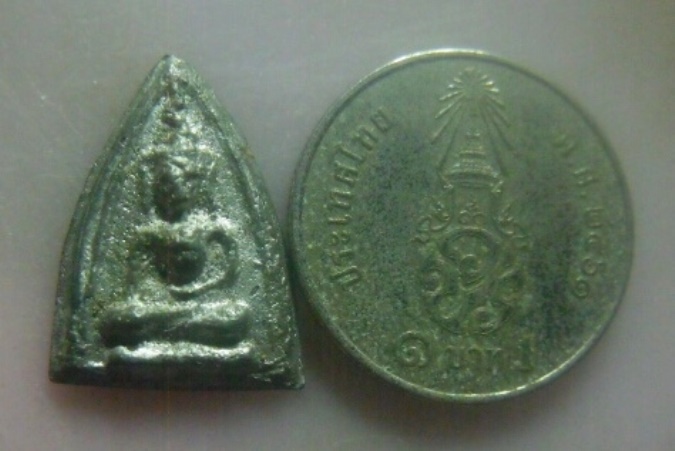 **เบา​ๆ​**พระร่วงนั่ง เนื้อชินเงิน หลังลายผ้า เก่าๆ สวยๆ ไม่ทราบที่**เนื้อจัด เชิญชมครับ