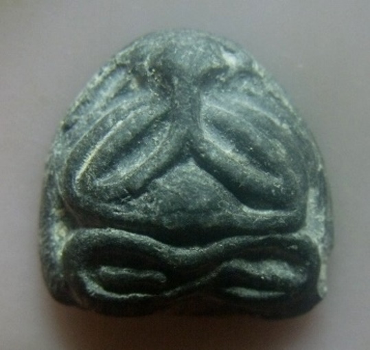 **เบาๆ**พระปิดตา เนื้อผงใบลาน หลังตราสมอเรือ เก่าๆ ไม่ทราบที่**เนื้อจัด สวยๆ เชิญชมครับ