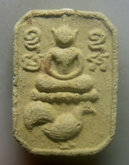 **เบาๆ**พระเนื้อดิน พิมพ์หลวงพ่อปาน ทรงไก่ วัดบางนมโค จ.อยุธยา รุ่นบูรณะอุโบสถ์ ปี ๒๕๔๘**สวยๆ