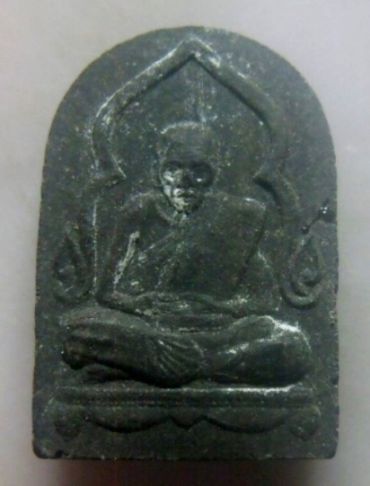 **เบาๆ**พระผงรูปเหมือนผสมว่าน พิมพ์ซุ้มกอ หลวงปู่สงฆ์ วัดเจ้าฟ้าศาลาลอย ปี ๒๕๑๕**หลังเพชรหน้าทั่ง