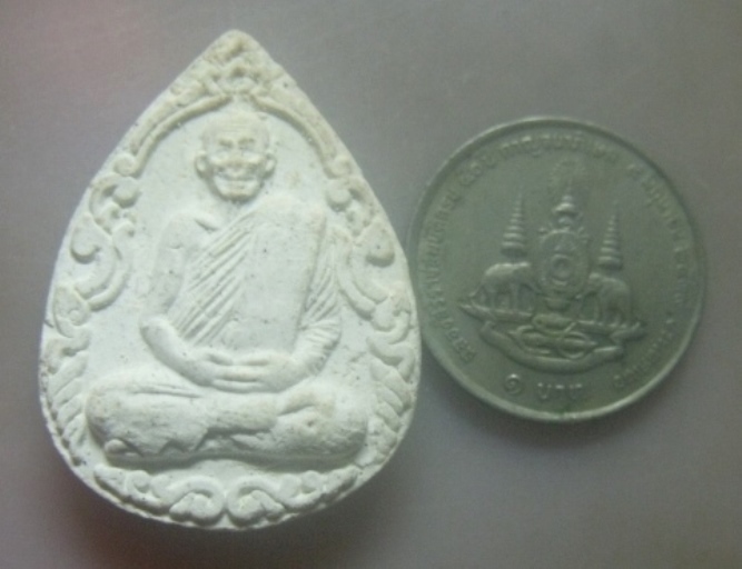 **เบาๆ**พระผงรูปเหมือน ที่ระลึกงานพระราชทานเพลิงศพ หลวงพ่อพุธ ฐานิโย วัดป่าสาลวัน ปี ๒๕๔๓**สวยๆ