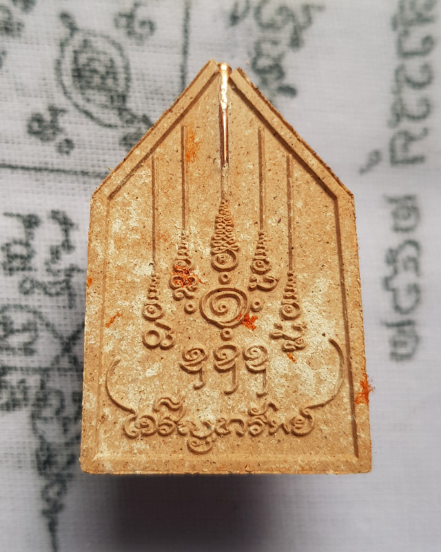 พระพุทธเจริญทรัพย์ หลวงปู่มหาศิลา สิริจันโท เนื้อว่านดอกทองฝังตะกรุดทองแดง 1 ดอกโรยผงงาช้างด้านหลัง