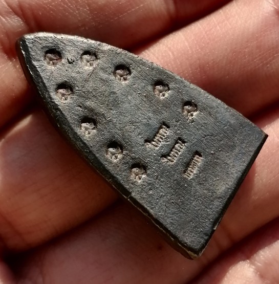 หลวงพ่อทวด พิมพ์เตารีด วัดในหาน เนื้อนวะโลหะ นะ 9 โค๊ด 2 ในหาน 1 กรรมการ จ.ภูเก็ต ปี 2536 เคาะเดียว